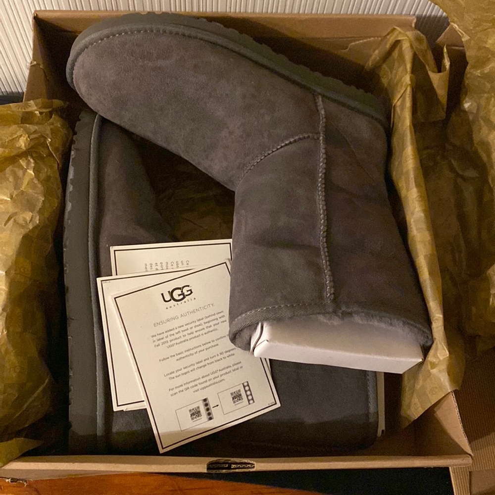 CLASSIC GRAY UGGS SIZED 11